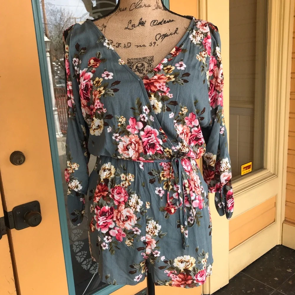 One piece Romper/shorts - Picture 1 of 4